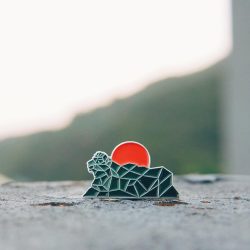 赤玉 獅子山設計烤漆徽章